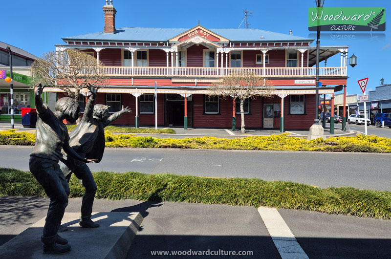 Rob Roy Hotel in Waihi, New Zealand with statue of kids having fun - Woodward Culture