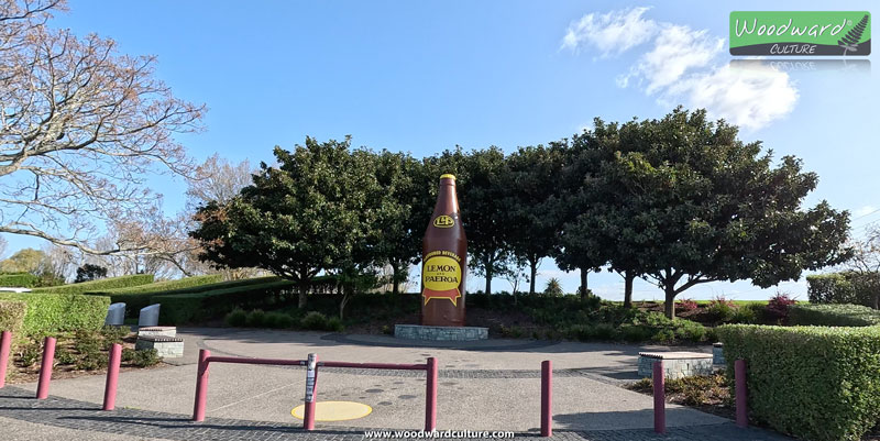 The famous large Lemon and Paeroa Bottle (L&P) in Paeroa, New Zealand - Woodward Culture